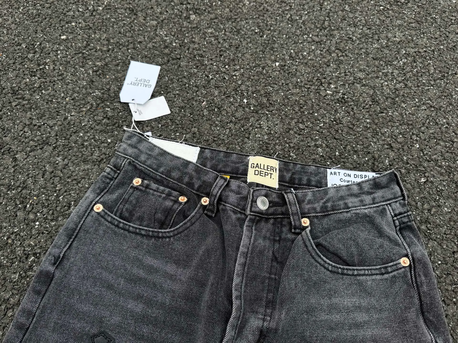 P260💰G99 GALLERY DEPT. Crow's leather cross denim bell-bottoms washed distressed spliced ​​jeans denim washing factory. During the process, the owner of the washing factory helped introduce a boss who once worked at Levi's OEM factory and then started his own business. This also paved the way for the following styles. Therefore, Levi's remodeled single product for the base plate is really familiar. Whether it is the fabrics supplied or the lathes used in production, there is nothing to choose from. -Color: Black -Size: S-XXL (corresponding to 28-36)